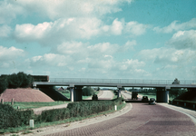 22016 Gezicht op Rijksweg 12 bij Jutphaas, met het viaduct van de Liesbosweg.